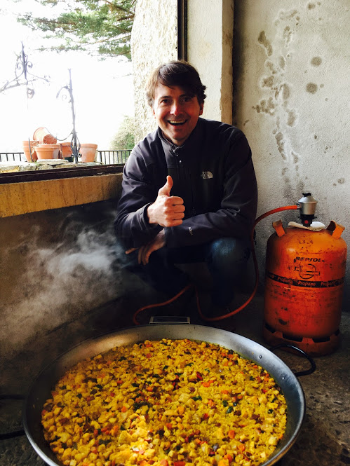 A Backyard paella! (Paella casera) in Miraflores de la Sierra